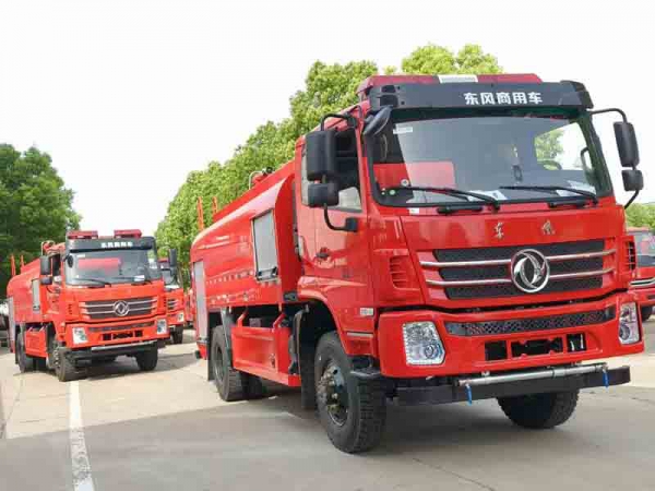东风四驱越野8.5吨供水车